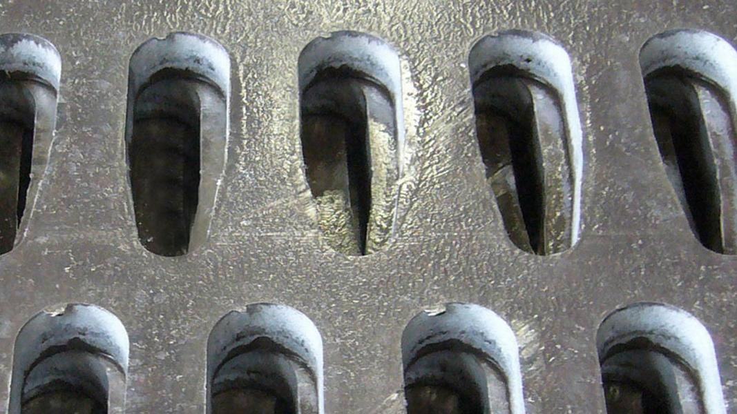 perforation en trous ronds et en demies gouttes d’eau