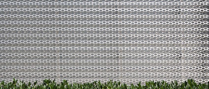 Perforation hexagonale d'une façade Audi