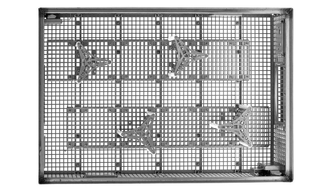 Vue de dessus d'un panier en tôle perforée