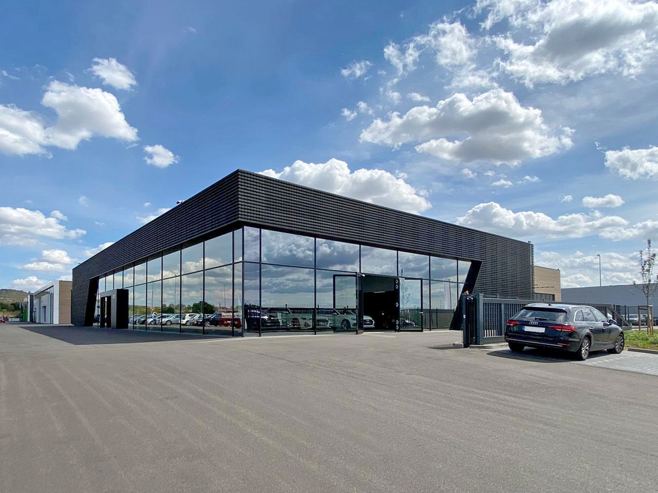 Terminal audi avec une facade de tôles perforées en noir