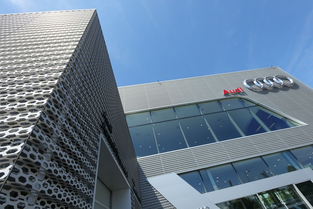 perforation hexagonale salle de vente Audi Lyon