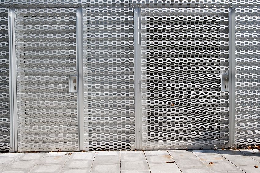 Revêtement mural hexagonal en tôle perforée avec porte intégrée