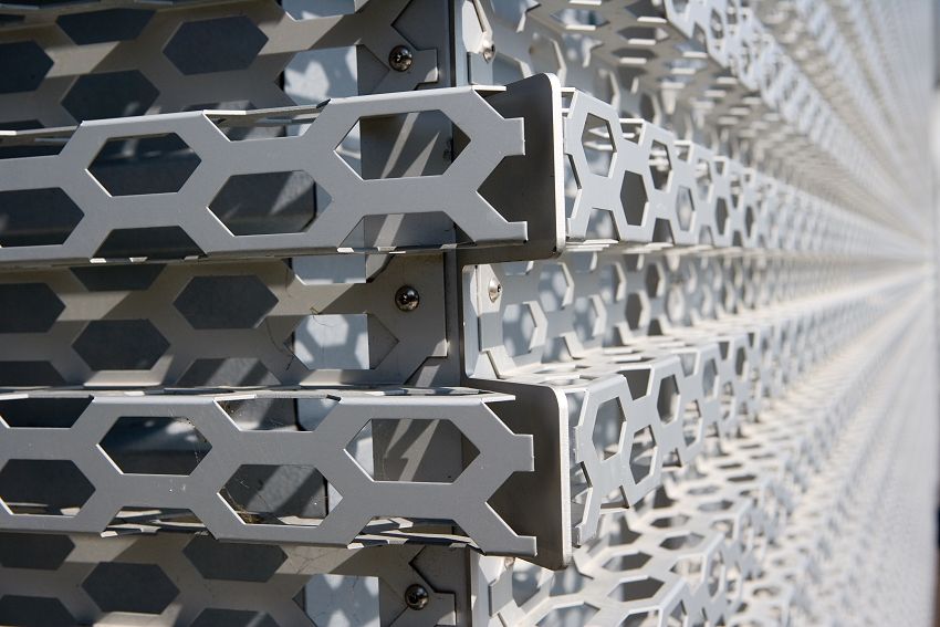 Perforation hexagonale dans une façade en tôle perforée Audi Munich